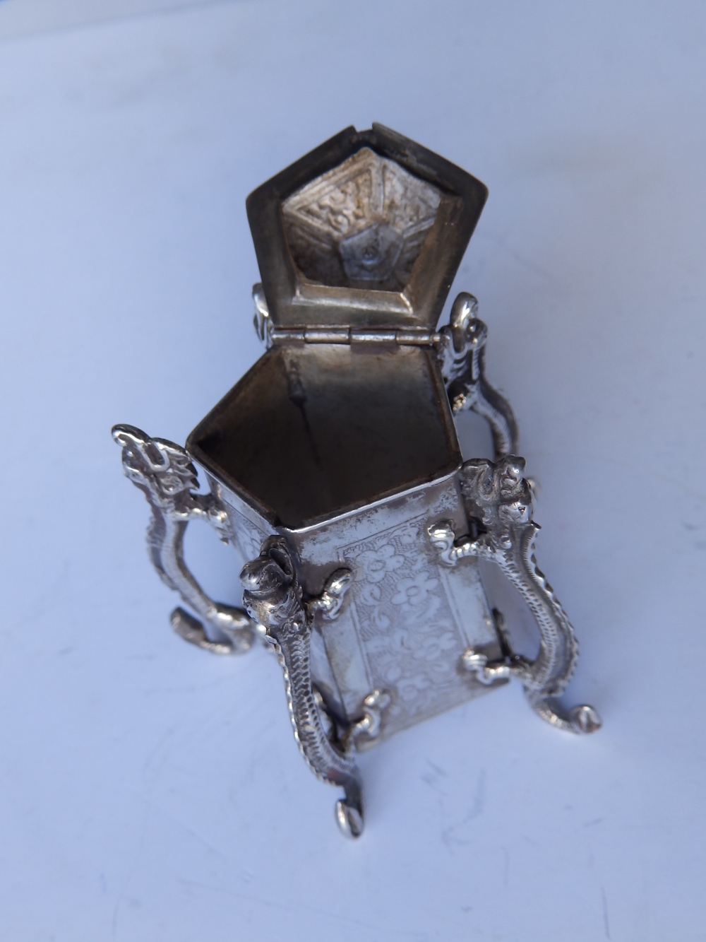 A small 19thC Chinese silver pentagonal mustard pot (?) with hinged cover and five dragon - Image 2 of 3