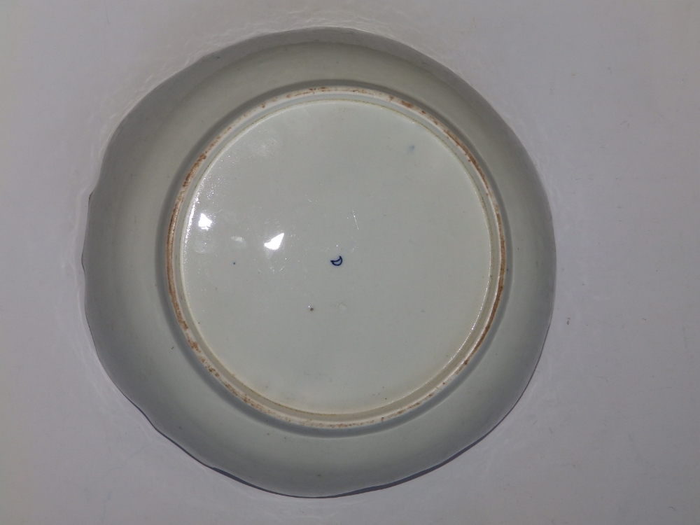 An 18thC blue & white Worcester salad dish – open crescent mark, 9.25” diameter – rim damaged. - Image 2 of 3