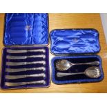 A cased pair silver serving spoons – Goldsmiths & Silversmiths , London 1903 and six tea knives. (