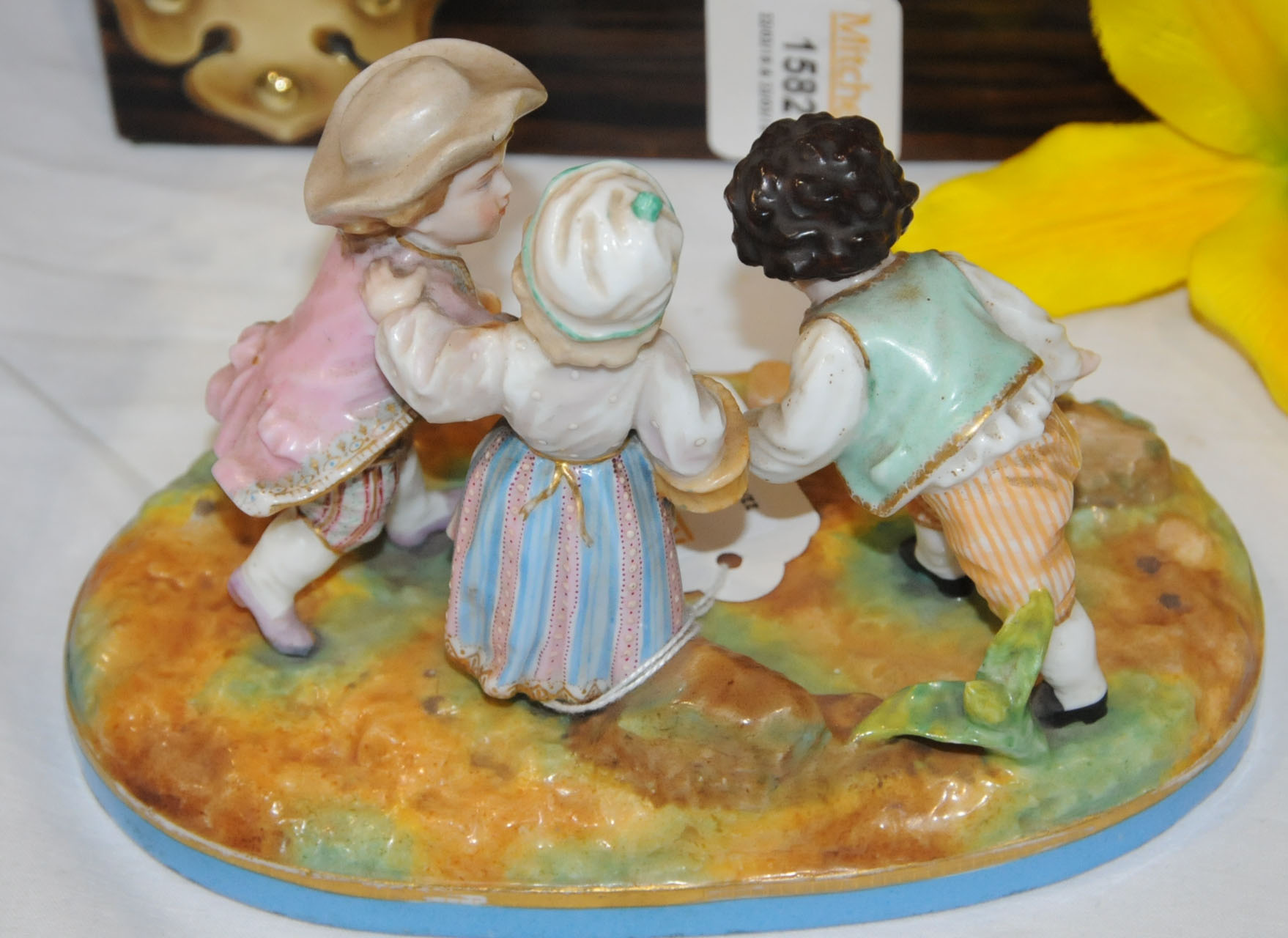 A Meissen style figure group, children playing, crossed swords mark to base. Length 18 cm. - Image 3 of 4