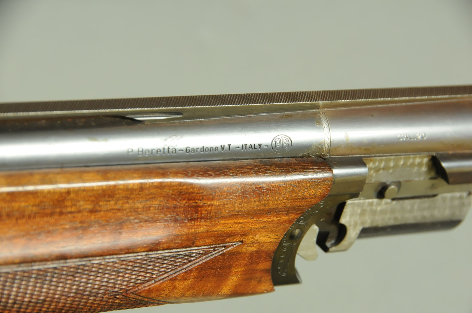 A Beretta 20 bore 687 Sporter over/under shotgun, with 28" barrels, 1/2 and 1/4 choke, - Image 3 of 6