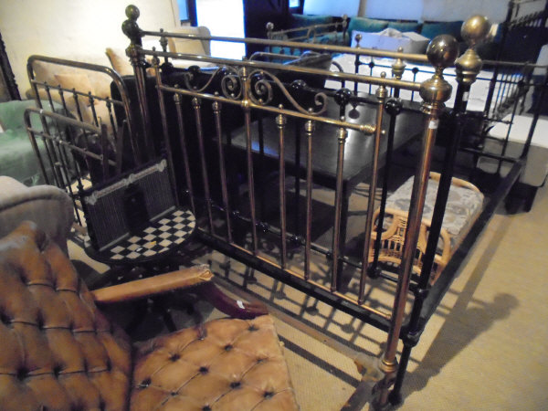 A brass bedstead in the Victorian manner CONDITION REPORTS This is a Victorian 4ft - Image 2 of 9