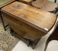 An oak oval drop-leaf gate-leg dining table CONDITION REPORTS Measures approx 91 cm