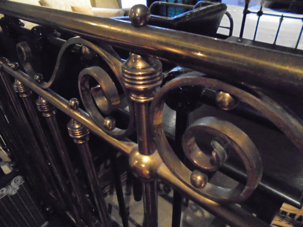 A brass bedstead in the Victorian manner CONDITION REPORTS This is a Victorian 4ft - Image 5 of 9