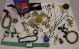A bag of assorted costume jewellery to include various brooches, earrings and necklaces,