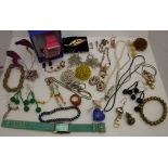 A bag of assorted costume jewellery to include various brooches, earrings and necklaces,