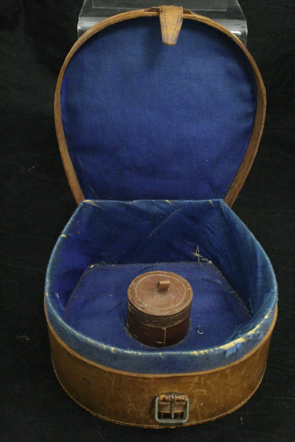 A vintage leather collar box in the form of a horseshoe with embossed horseshoe decoration to top, - Bild 2 aus 2