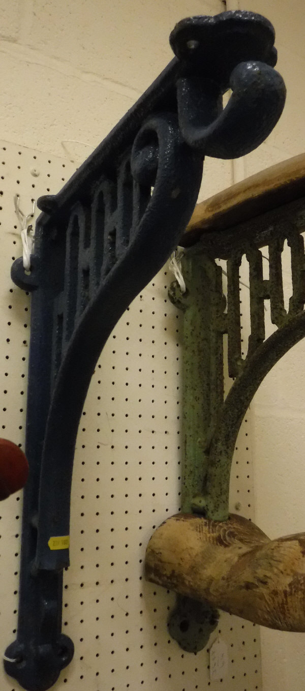 A painted cast iron wall-mounted saddle rack with wooden mounts, - Bild 2 aus 2