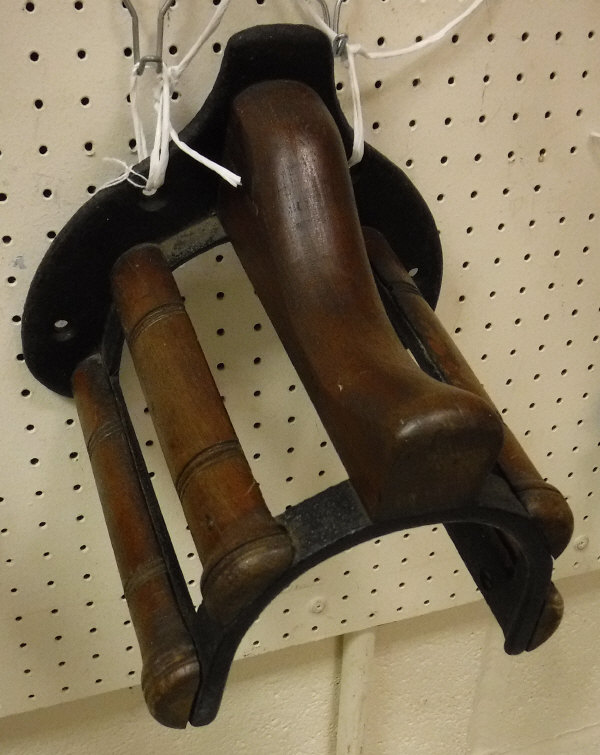 A painted cast iron and mahogany mounted Musgrave wall-mounted saddle rack with associated bridle - Bild 2 aus 2