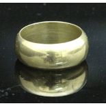 An 18 carat gold wedding band, approx 8.