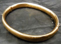 A 15 carat gold bangle inscribed "A.L. to F.C.L.O. 26th April 1917" approx 10.