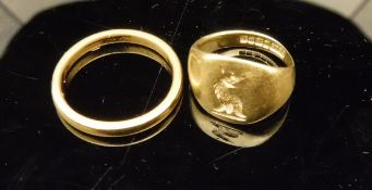 An 18 carat gold wedding band and signet ring, approx 8.