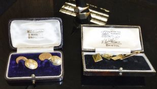 A collection of 9 carat gold jewellery comprising two pairs of cufflinks, two rings and a tie pin,