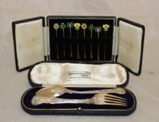 A cased Victorian silver knife and fork set (London 1895),