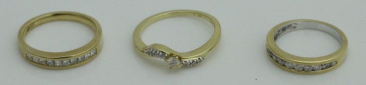 An 18 carat gold 10 chip diamond ring,
