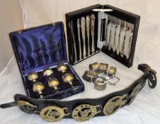 A box containing assorted coinage, horse brasses, six various silver napkin rings, various styles,