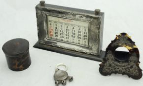 A box containing an early 20th Century silver desk calendar (Birmingham 1926),