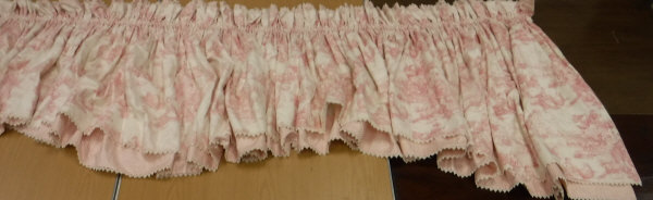 Two pairs of cotton Toile de Jouy pink and cream interlined curtains with fixed triple pinch pleat - Image 6 of 6