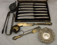 A collection of small silver wares to include pierced bon bon dish, Russian salt and spoon,