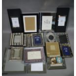 A large quantity of modern decorative frames