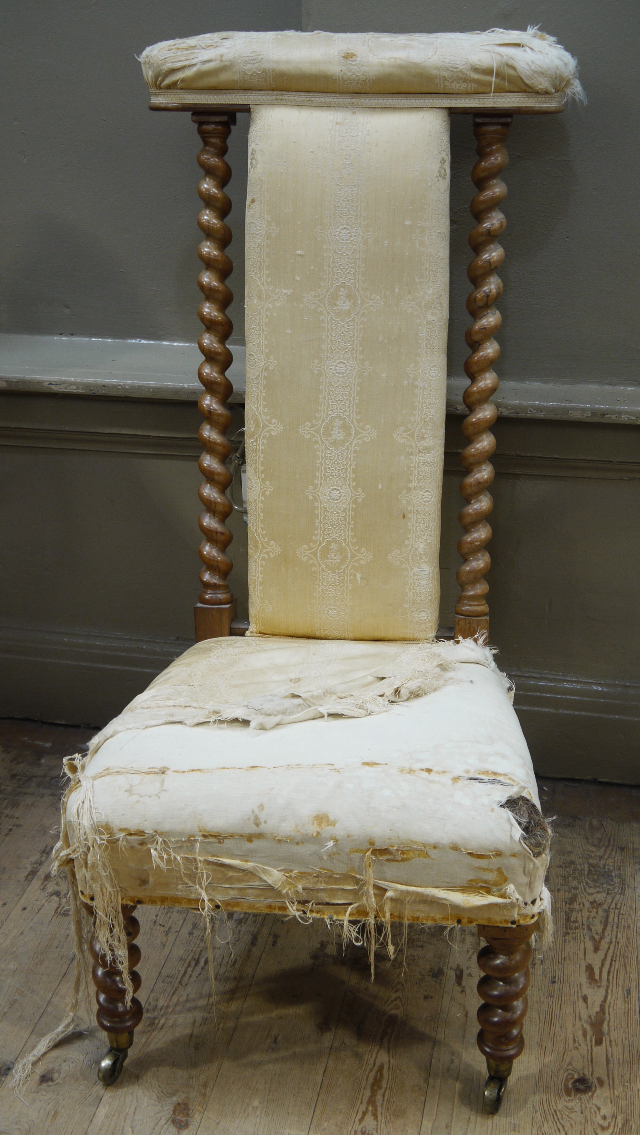 A Victorian rosewood prie dieu chair, the upholstered back flanked by barley turned supports, - Bild 2 aus 2