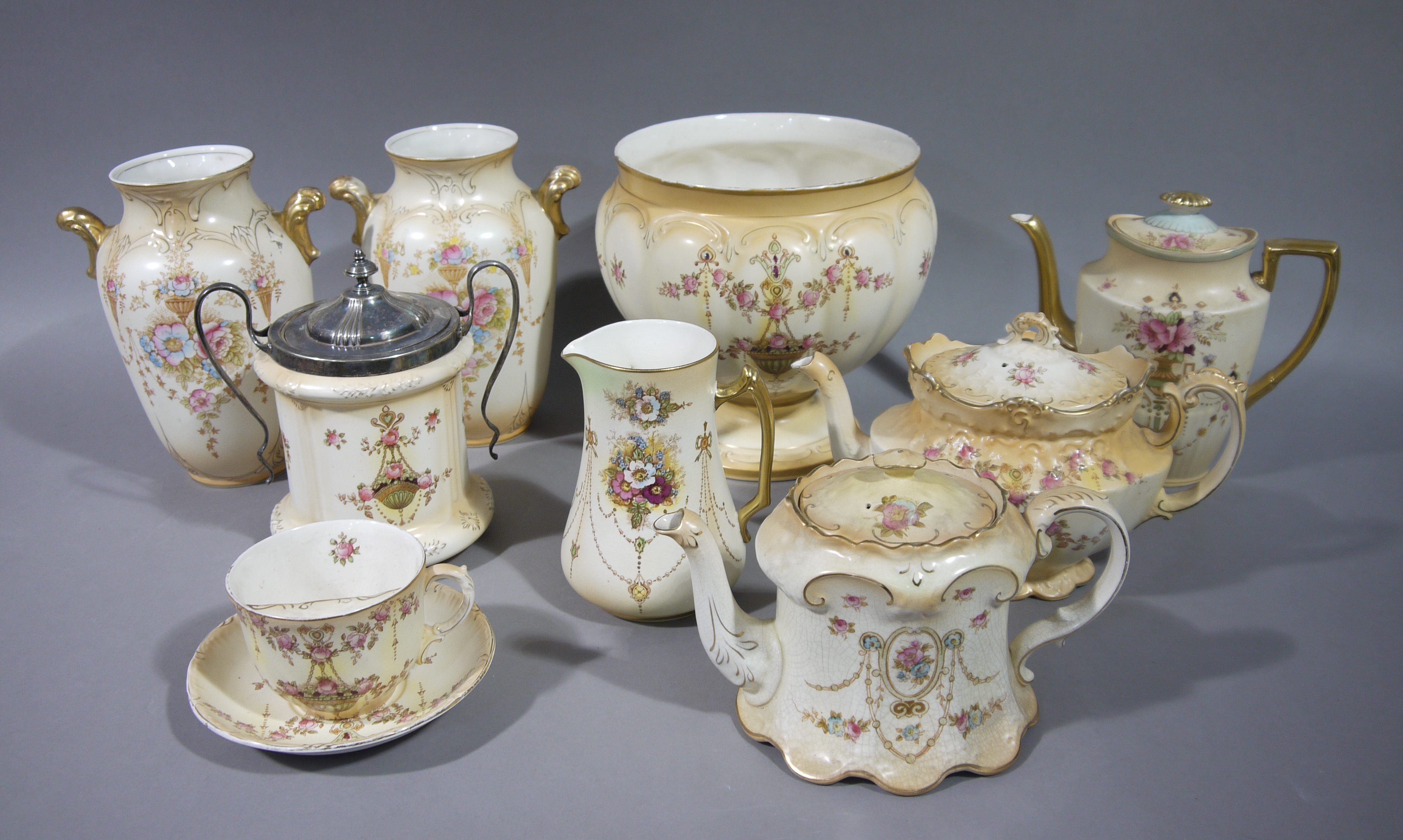 A quantity of Crown Devon Fielding's ware including, large pedestal bowl, pair of vases,