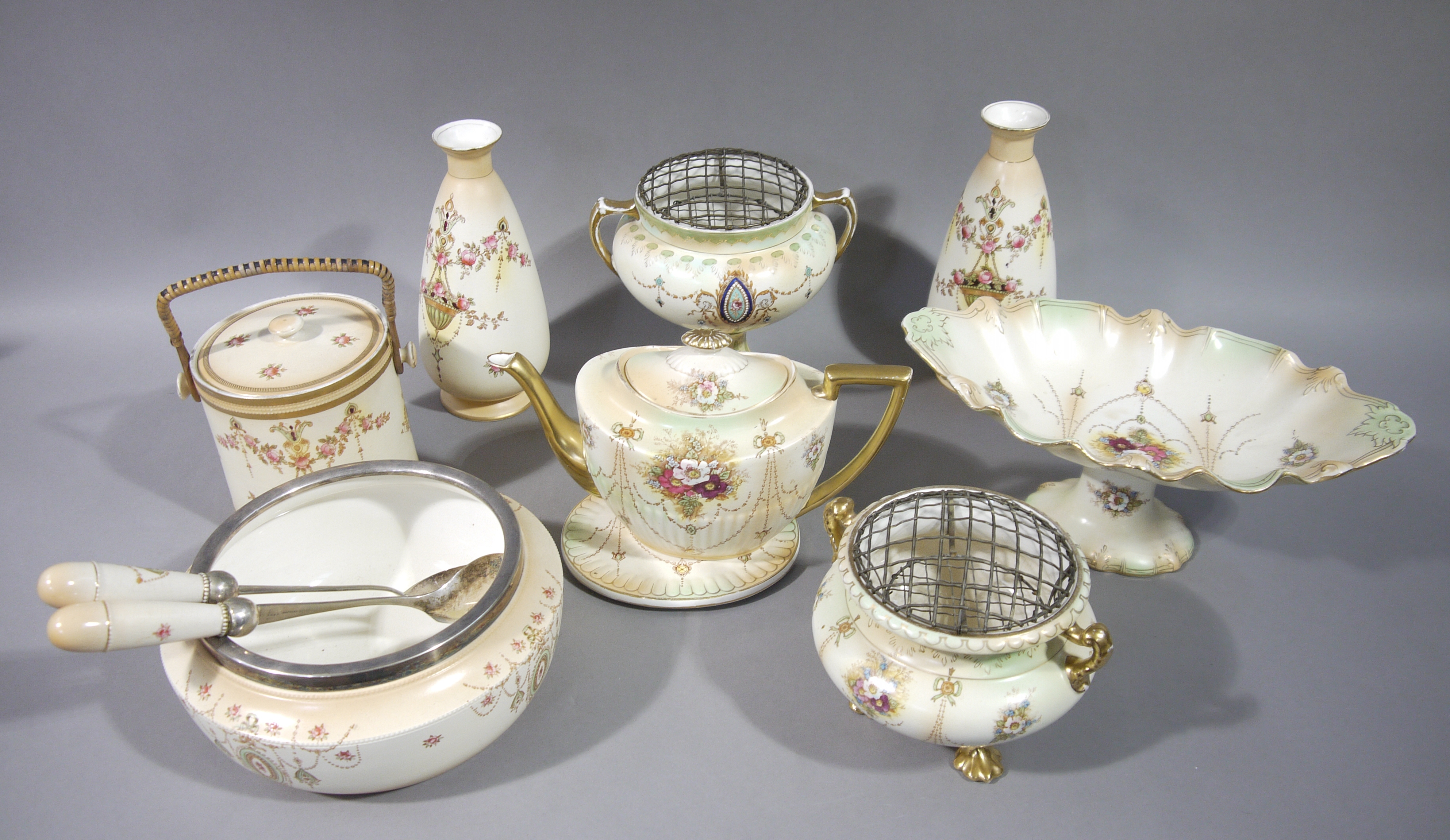 A quantity of Crown Devon Fielding's ware including salad bowl and servers, teapot, cover and stand,