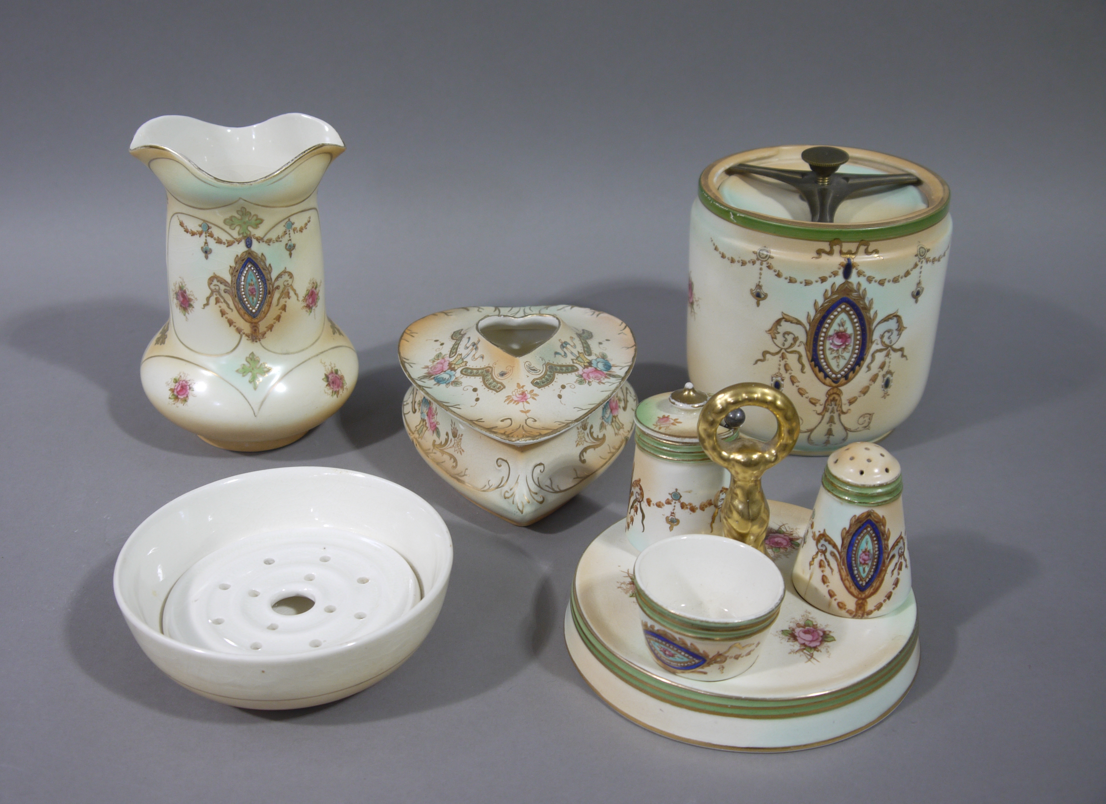 A quantity of Crown Devon Fielding's ware including, cruet stand and fittings,