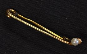 9ct gold and pearl golf tie pin featuring golf club and ball