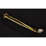 9ct gold and pearl golf tie pin featuring golf club and ball