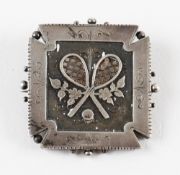 1911 Crossed Tennis Racket Silver Brooch within a Maltese Cross measures 3x3cm approx. hallmarked