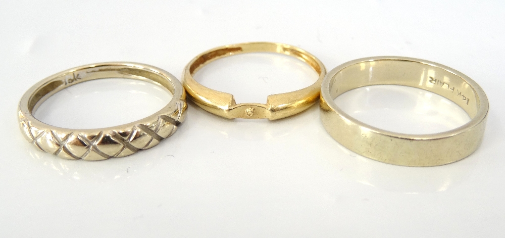 FOURTEEN CARAT GOLD WEDDING BAND ring size L, approximately 2.