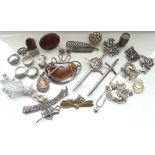 GOOD SELECTION OF MOSTLY SILVER JEWELLERY including an agate set brooch in silver mount;