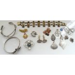 GOOD SELECTION OF SILVER JEWELLERY including an unmarked silver gilt bracelet,