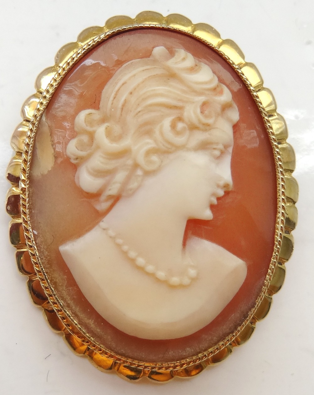 CAMEO BROOCH depicting a female in profile, in nine carat gold mount,