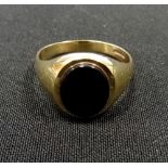 GENTLEMAN'S NINE CARAT GOLD SIGNET RING set with black hardstone, ring size W-X,
