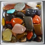 SELECTION OF LOOSE POLISHED AGATE, GEM AND HARDSTONES including tiger's eye,