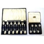 SET OF TWELVE EDWARDIAN SILVER TEA SPOONS cased,