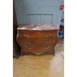 A VERY FINE CONTINENTAL KINGSWOOD AND MARQUETRY INLAID BOMBE SHAPED CHEST OF DRAWERS,