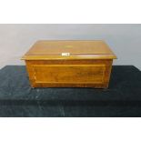 A 19th CENTURY MAHOGANY AND MARQUETRY CASED MUSIC BOX,