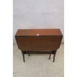 AN EDWARDIAN MAHOGANY AND SATINWOOD BANDED SUTHERLAND TABLE,