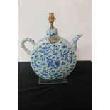 AN ORIENTAL BLUE AND WHITE TABLE LAMP,