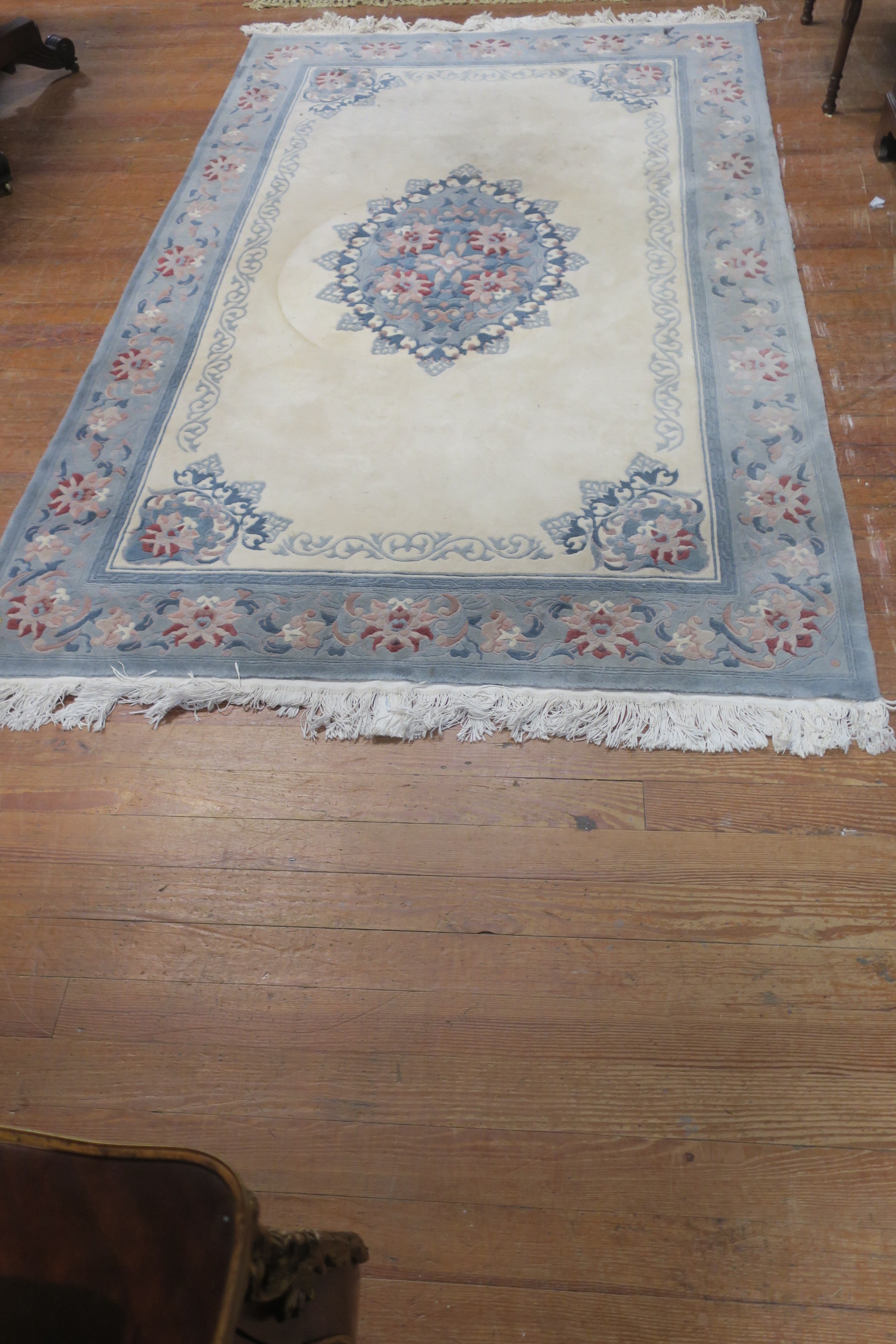A PERSIAN HAND KNOTTED WOOL RUG,