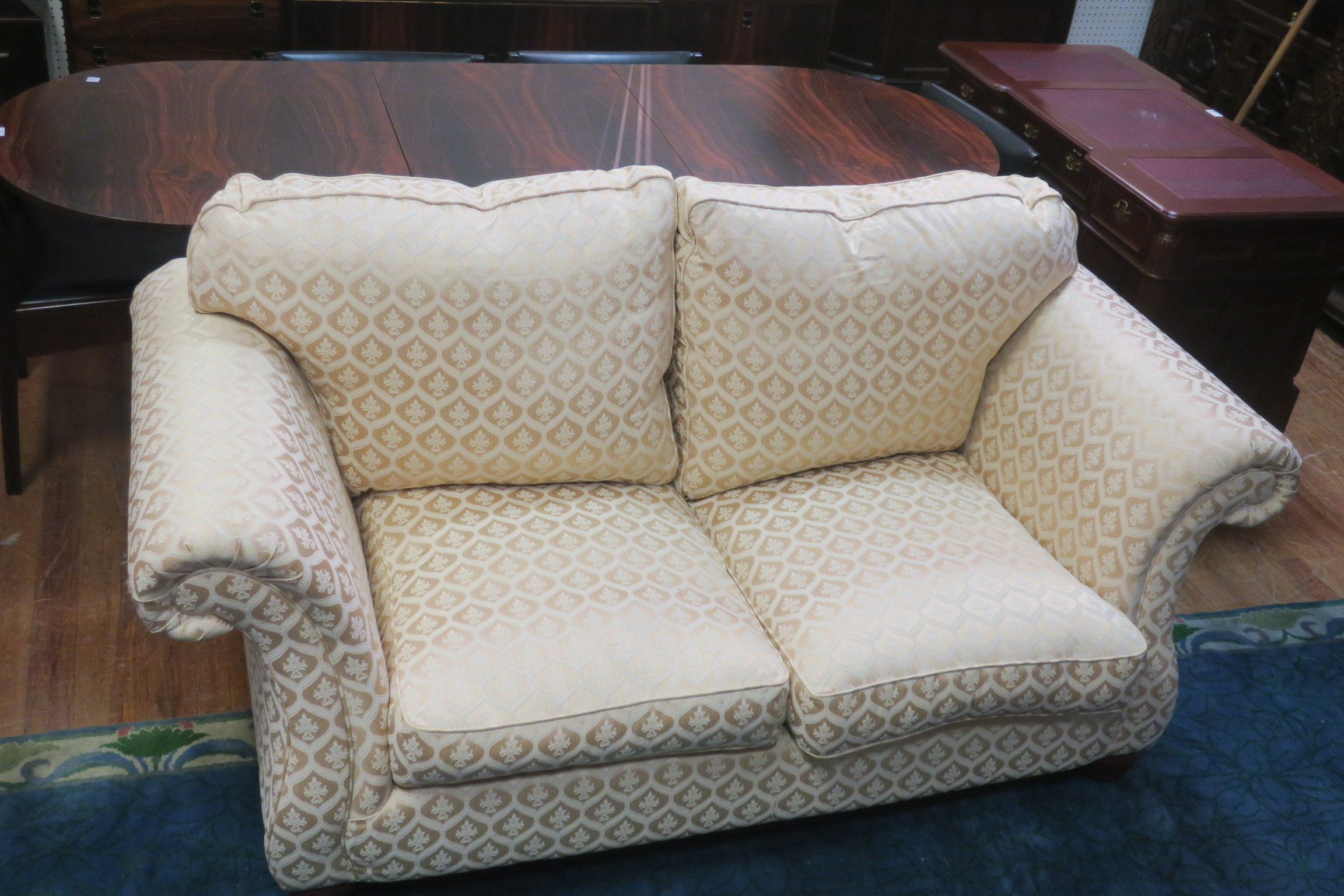 A GOOD TWO SEATER SETTEE,