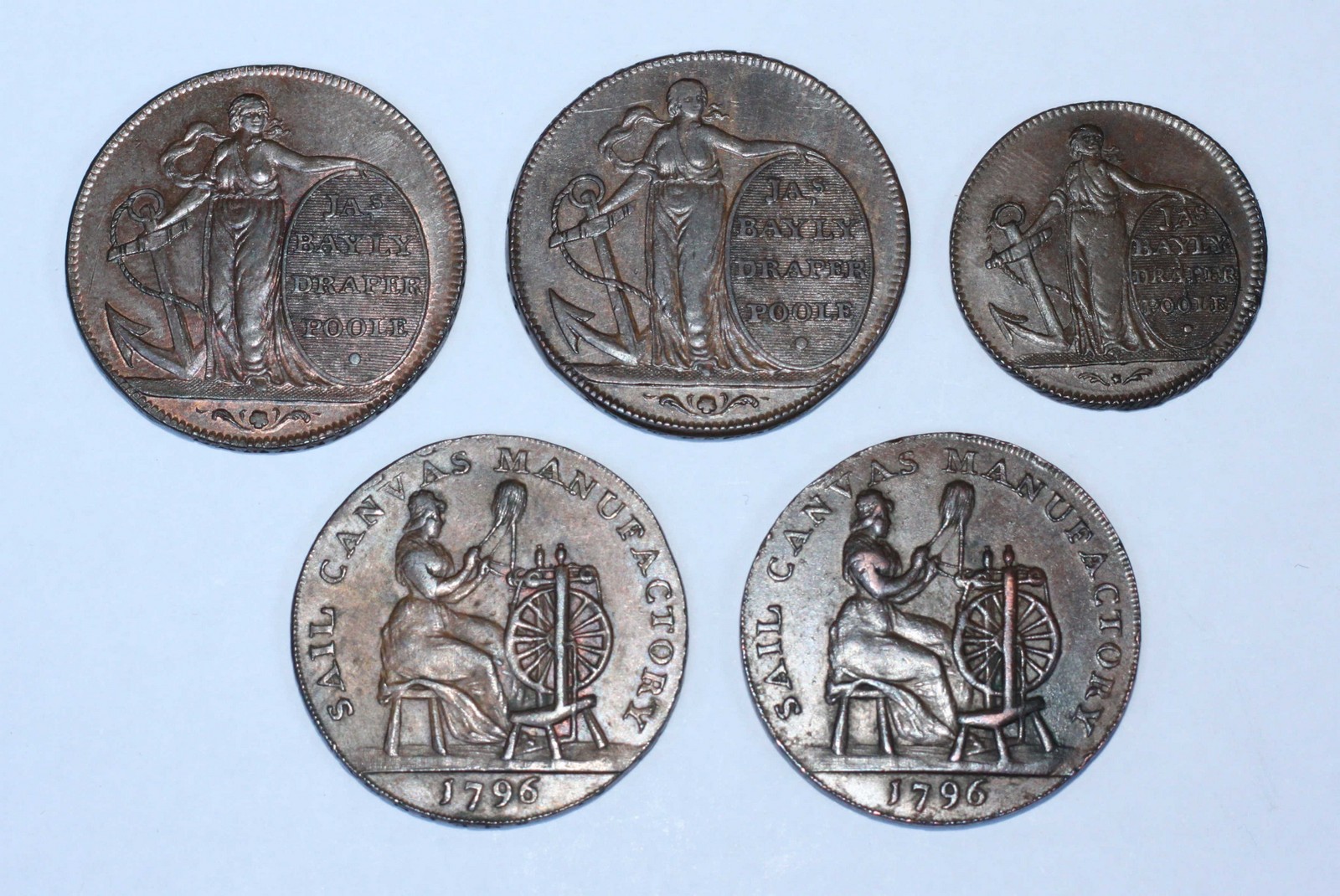 Five 18th Century Copper Tokens: Two (2x) Poole, Dorset, 'Jas Bayly Draper' 1795, Half Penny, D&H - Bild 2 aus 2