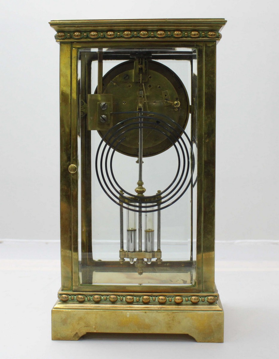 An Edwardian brass mantel clock, the white dial with Arabic numerals denoting hours, eight day - Bild 2 aus 2