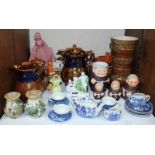 SECTION 25. A collection of assorted mixed ceramics including a fifteen-piece miniature blue and