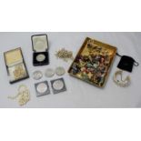 A small quantity of costume jewellery, broken cultured pearl necklace and loose polished semi-