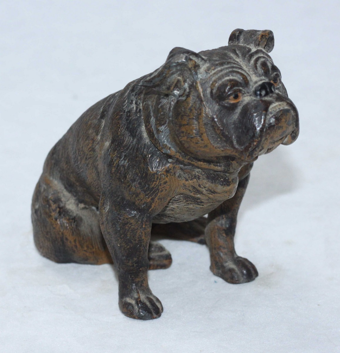 A late 19th century cold-painted hollow-cast spelter figure of a seated Bulldog - Bild 2 aus 2