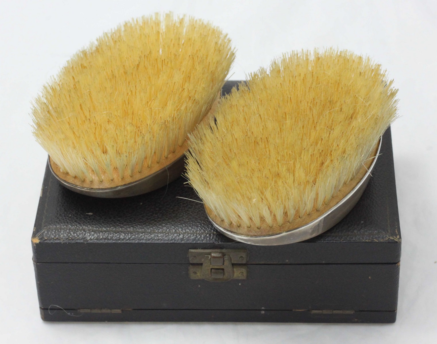 A cased dressing table set comprising silver backed brushes and two combs, maker's mark Hasset & - Bild 2 aus 3